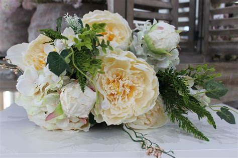 Krásne kvety pivoniek rôznych farieb