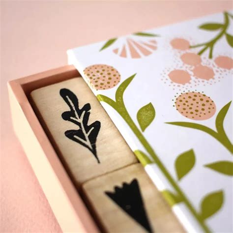 Detail farebných gumových kvetiniek na postrekovači