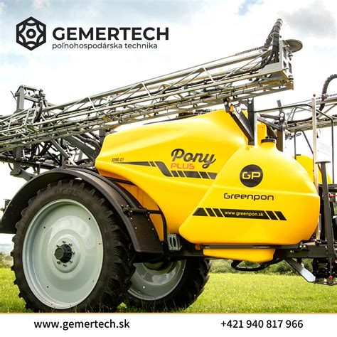 Kvetinový postrekovač s rozsvietenými farebnými svetielkami