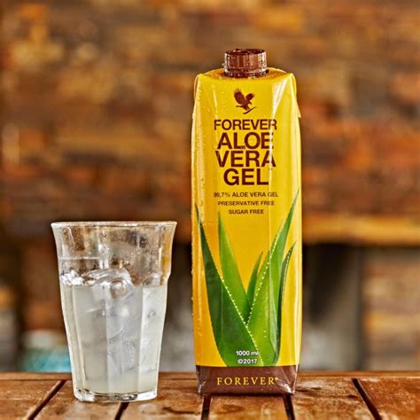 Dieťa s odreninou, na ktorú sa aplikuje gél z aloe vera