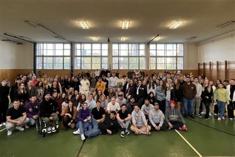 Mladí ľudia s kyticami kvetov na stužkovej slávnosti