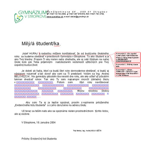 Študent preberajúci stužku od triedneho učiteľa