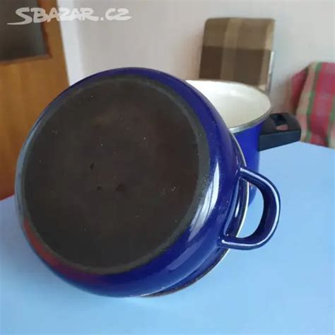 Staré smaltované hrnce s kvetmi