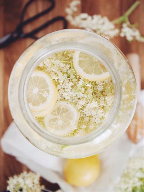 Recept na letnú limonádu s bazovým sirupom