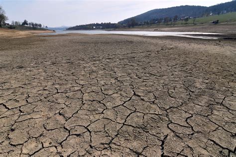 Vrstvená pôda v skalke s drenážou