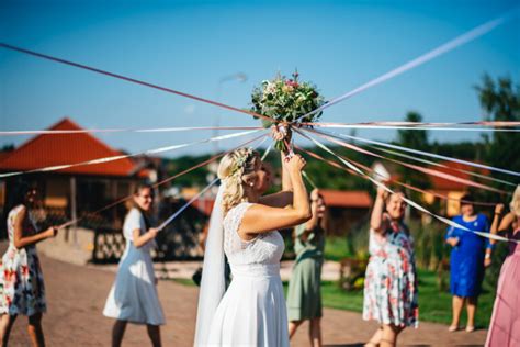 Florista pri práci na svadobnej kytici