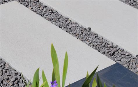 Rôzne typy hranatých kvetináčov v záhradnom dizajne