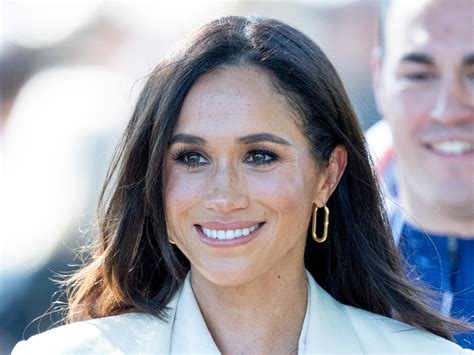 Infografika: Symbolika kvetov v svadobnej kytici Meghan Markle