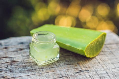 aplikácia gélu z aloe vera na spálenú pokožku