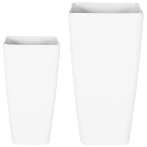 príklady použitia bielych hranatých kvetináčov na terase