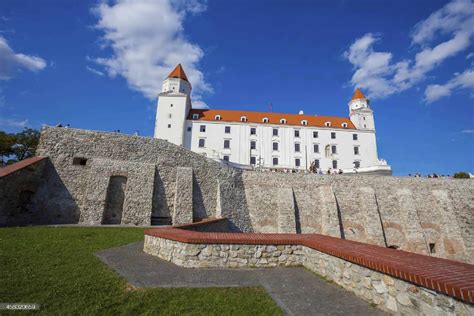 Bratislavský hrad vysvietený červenými makmi