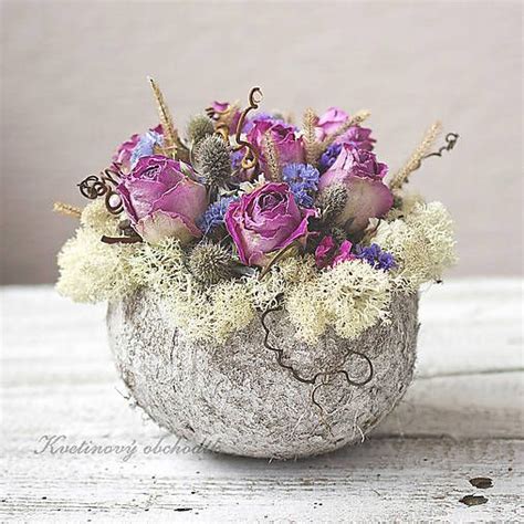 Aranžmán zo sušených kvetov v hlave