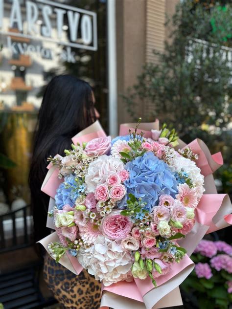 Svadobná kytica s modrými hortenziami