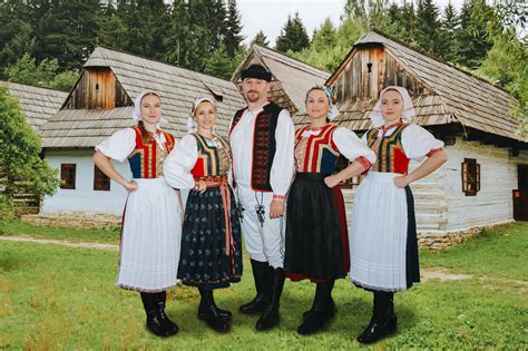 Spevácka skupina Orgován na pódiu