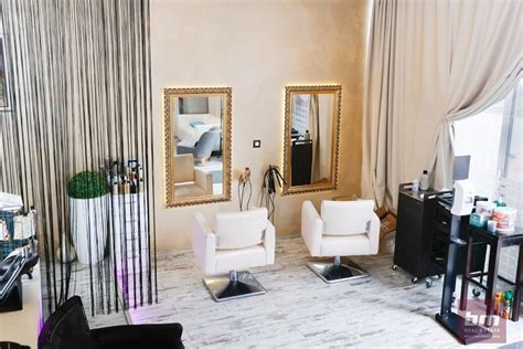 Interiér profesionálneho kaderníckeho salónu zameraného na relax a starostlivosť o vlasy