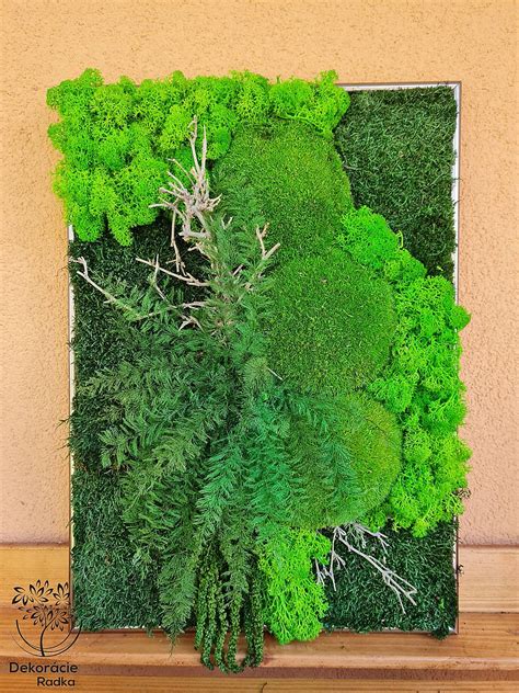 Detail kvetinového aranžmánu v kovovom ráme