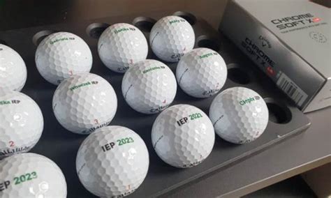 proces personalizácie golfových loptičiek