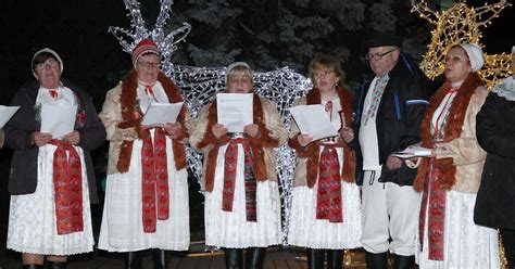Účastníci v tradičných krojoch na Ružovom festivale