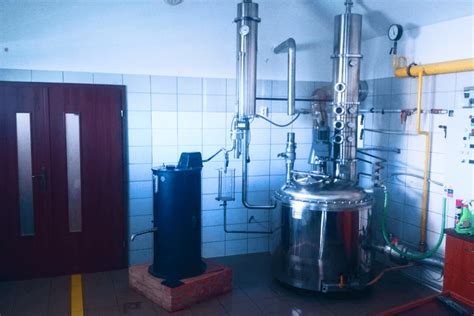 tradičná destilácia ružového oleja