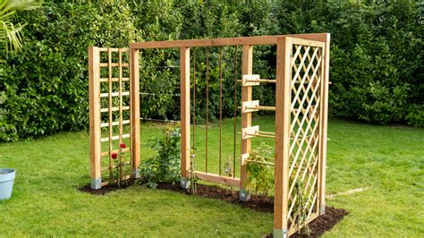 Pergola pre popínavé rastliny v záhrade