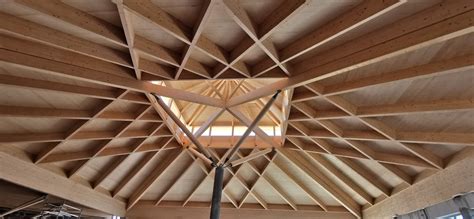 Konštrukcia drevenej jahodovej pyramídy
