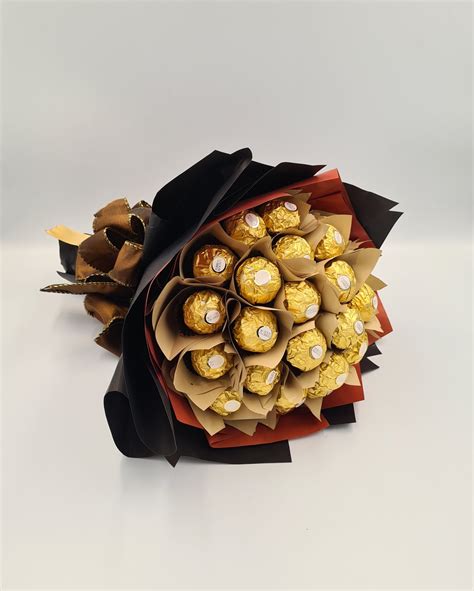 Kytica Ferrero Rocher pre mužov v tvare ananásu