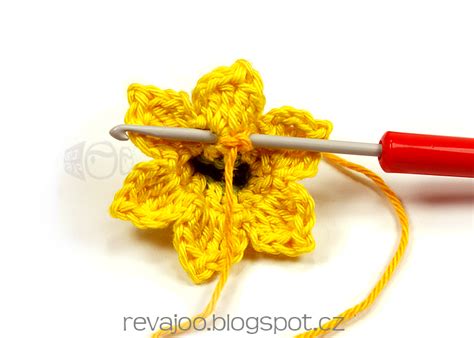 Hotový háčkovaný narcis