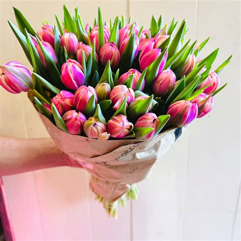 Aranžovanie čerstvej kytice tulipánov na stole