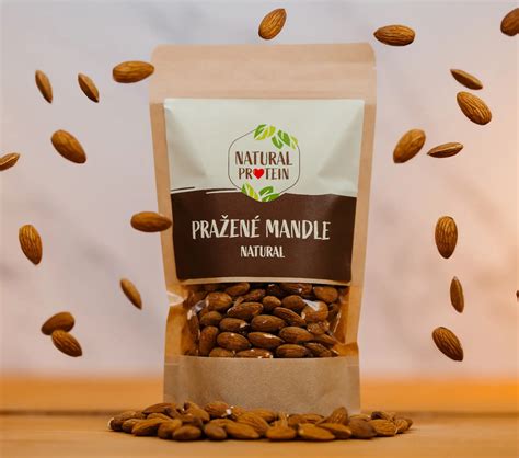Rôzne produkty z mandlí: mandľový olej, mandľová múka, pražené mandle