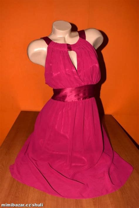 Fuchsiové šaty s plážovými doplnkami