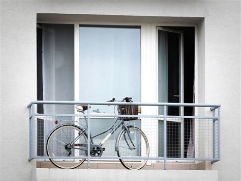 Bicykel zaparkovaný na balkóne