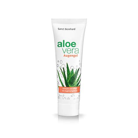 Žena aplikuje aloe vera gél na pokožku