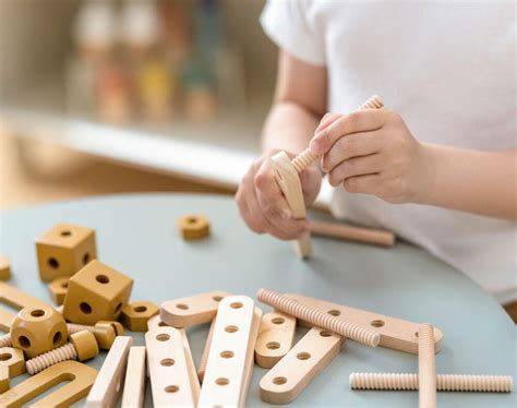 Spojovanie drevených dielov pomocou upínky