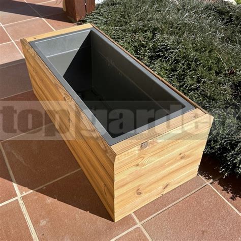 Hotový drevený kvetináč osadený rastlinami