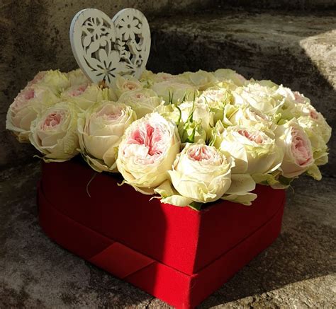 Kvetinový box v tvare srdca s bielymi ružami a pralinkami