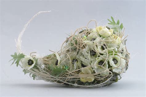 Detail aranžovania kvetov do aranžovacej hmoty