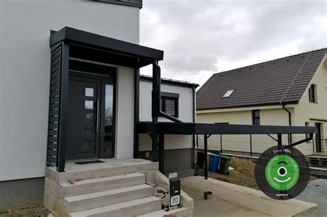 Moderný vchod do domu s rastlinami