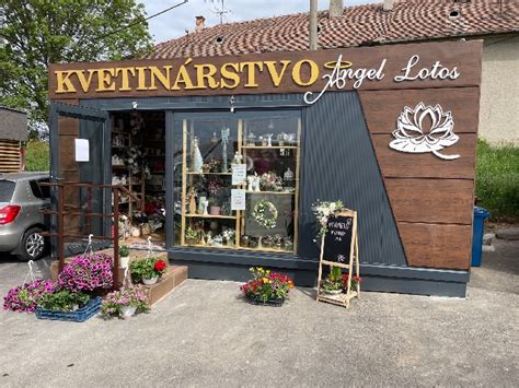 Pohľad na kvetinárstvo s nápisom 