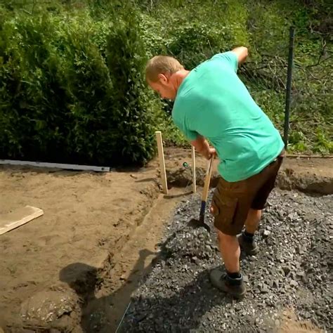 Záhradník s lopatou pri príprave pôdy