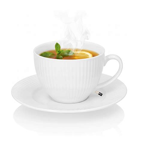 Šálka agátového čaju s čerstvými kvetmi