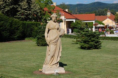 Sochy gréckych božstiev v Piešťanoch
