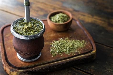 Pracovník zbiera listy Yerba Maté na plantáži