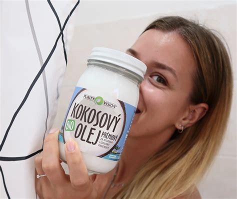 Žena aplikujúca kokosový olej na pokožku
