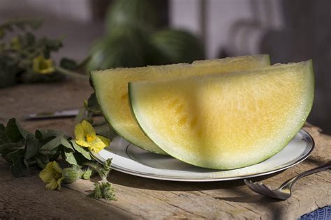 Zrelý žltý melón na reze a jeho semená