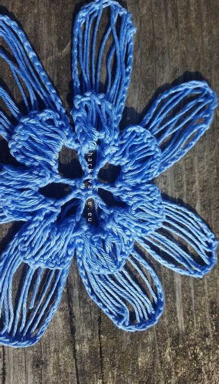detailný záber na kvet háčkovaný technikou hairpin lace