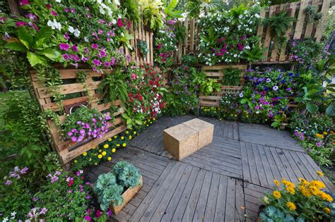 Vertikálna záhrada na balkóne z paliet