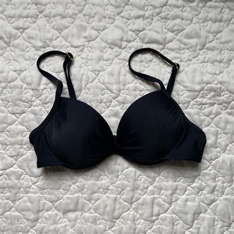 Detail push-up vypchávok v plavkách