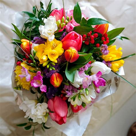 Zloženie jarnej kytice - tulipány, frézie, gerbery