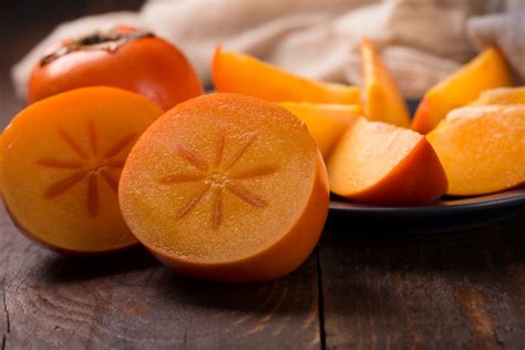 Zrelé plody hurmikaki pripravené na konzumáciu