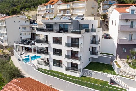 Vonkajší pohľad na Hotel Aloe obklopený zeleňou a s výhľadom na more